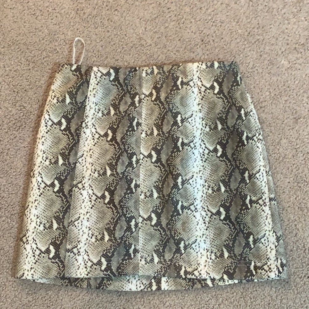 Size medium skirt. Never worn